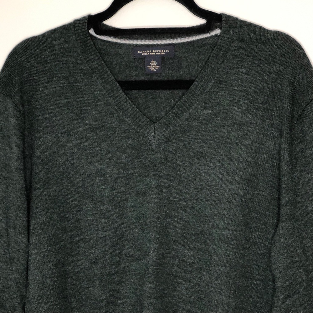 ✨ LAST CHANCE ✨ Banana Republic Merino Wool V-Neck Sweater | Large